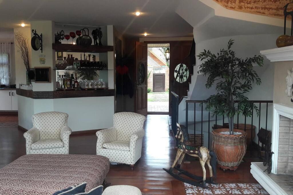 Casa E Vista Privilegiadas No Alto Do Capivari Pousada *