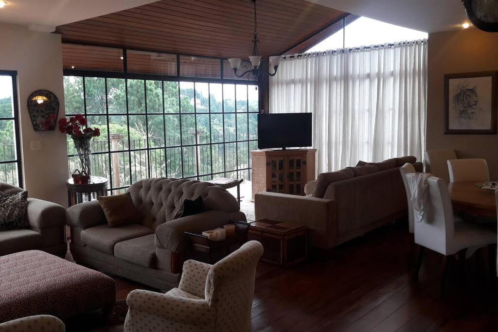 Casa E Vista Privilegiadas No Alto Do Capivari Pousada Campos do Jordão